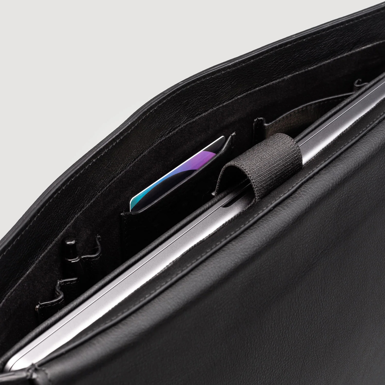 The Ryken / Carismatico Black Leather Messenger Bag - Image 5