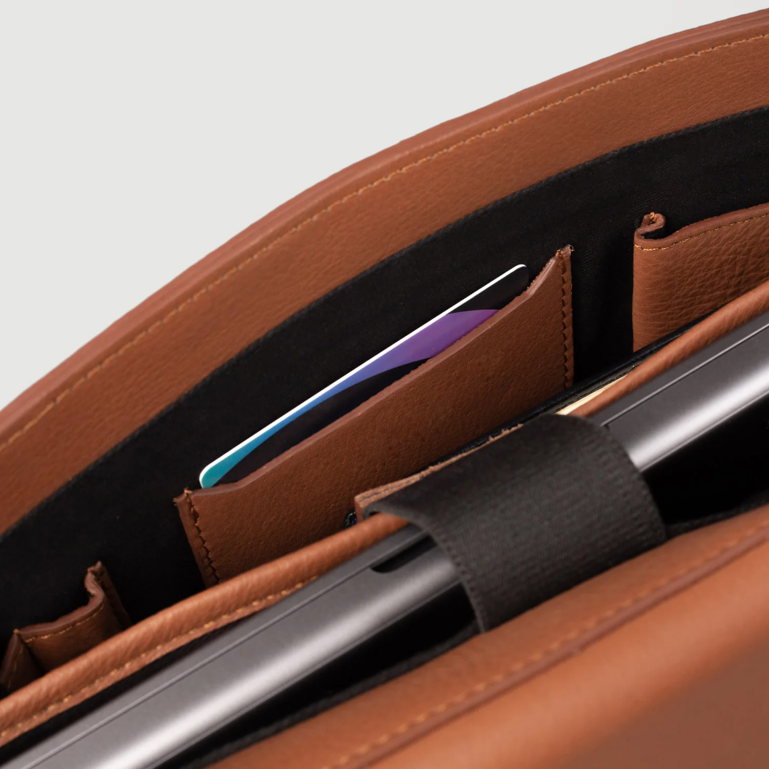 The Ryken / Carismatico Brown Leather Messenger Bag - Image 4